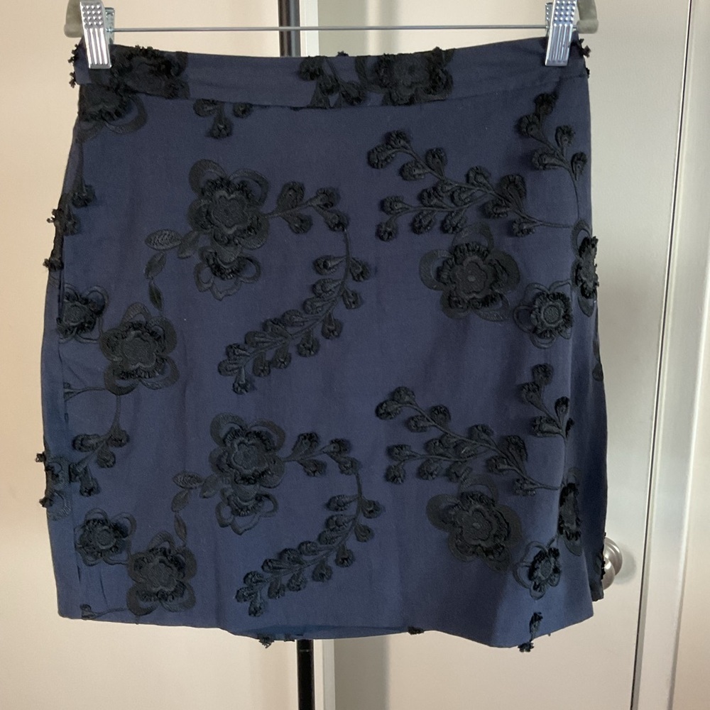 Banana Republic Navy Blue Black Floral Embroidered Cotton Mini Skirt 10 - Picture 2 of 4